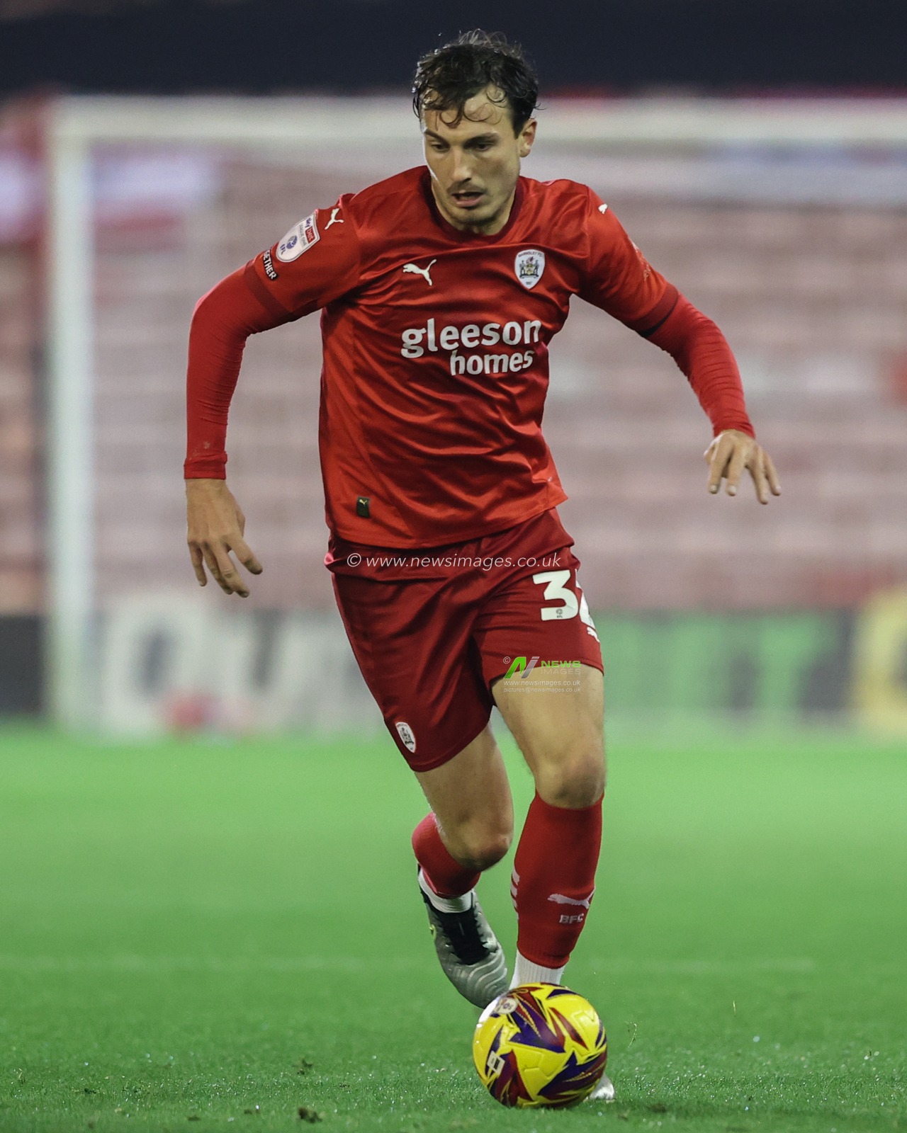 Josh Earl of Barnsley during the Sky Bet League 1 match Barnsley vs Rotherham United at Oakwell, Barnsley, United Kingdom, 8th November 2024

(Photo by Alfie Cosgrove/News Images)
