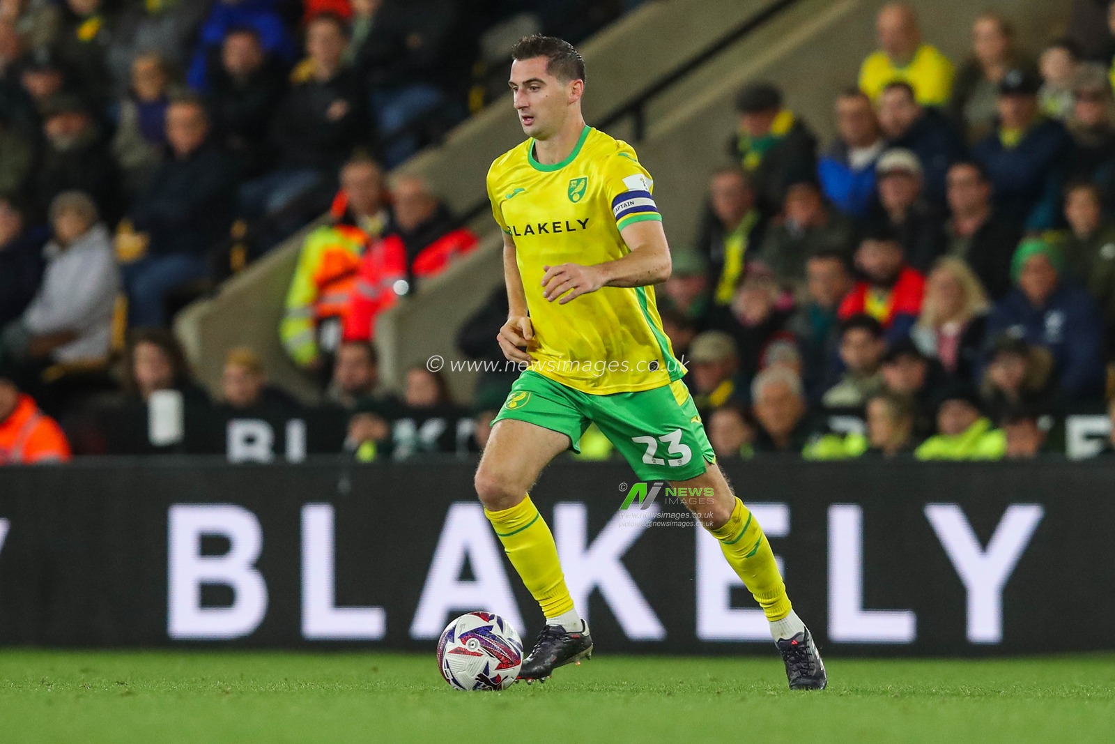 Kenny McLean of Norwich City runs with the ball during the Sky Bet Championship match Norwich City vs Leeds United at Carrow Road, Norwich, United Kingdom, 1st October 2024

(Photo by Izzy Poles/News Images)
