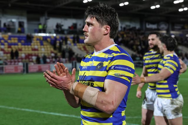 Liam Byrne of Warrington Wolves applauds the fans during the Betfred Super League Round 4 match York Knights vs Warrington Wolves at LNER Community Stadium, York, United Kingdom on 06 March 2026

(Photo by Mark Cosgrove/News Images)