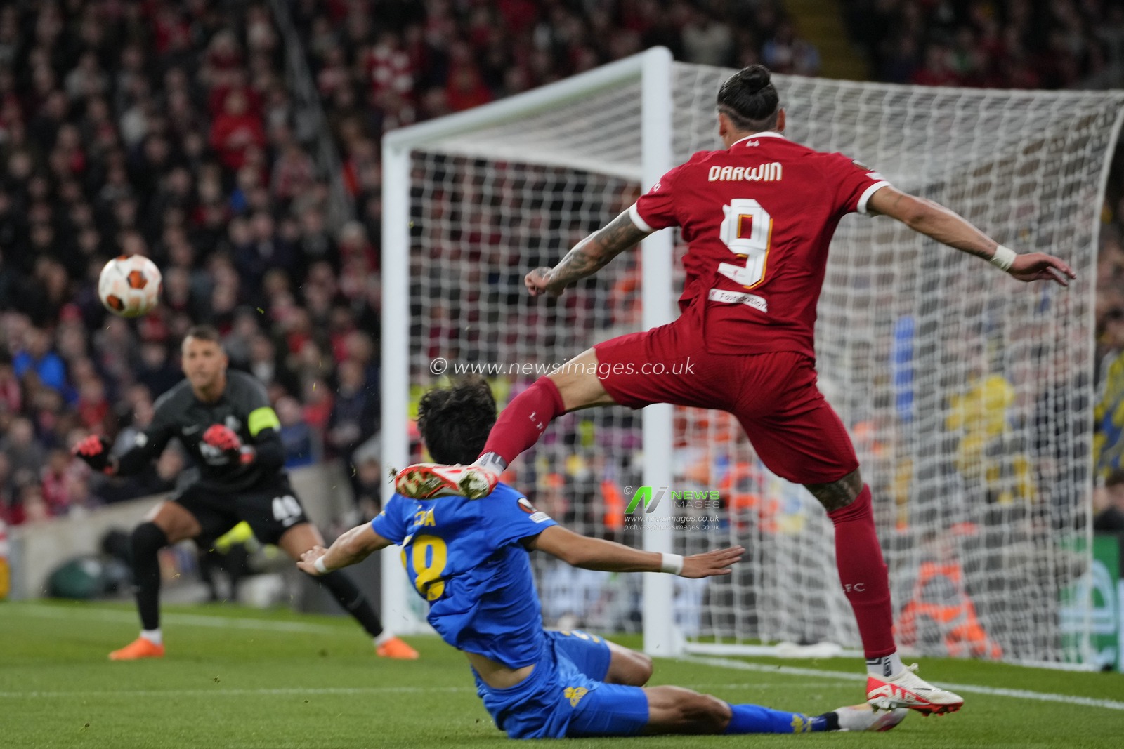 Darwin NÃºÃ±ez #9 of Liverpool crosses the ball into the Union Saint-Gilloise penalty box during the UEFA Europa League match Liverpool vs Union Saint-Gilloise at Anfield, Liverpool, United Kingdom, 5th October 2023

(Photo by Steve Flynn/News Images)