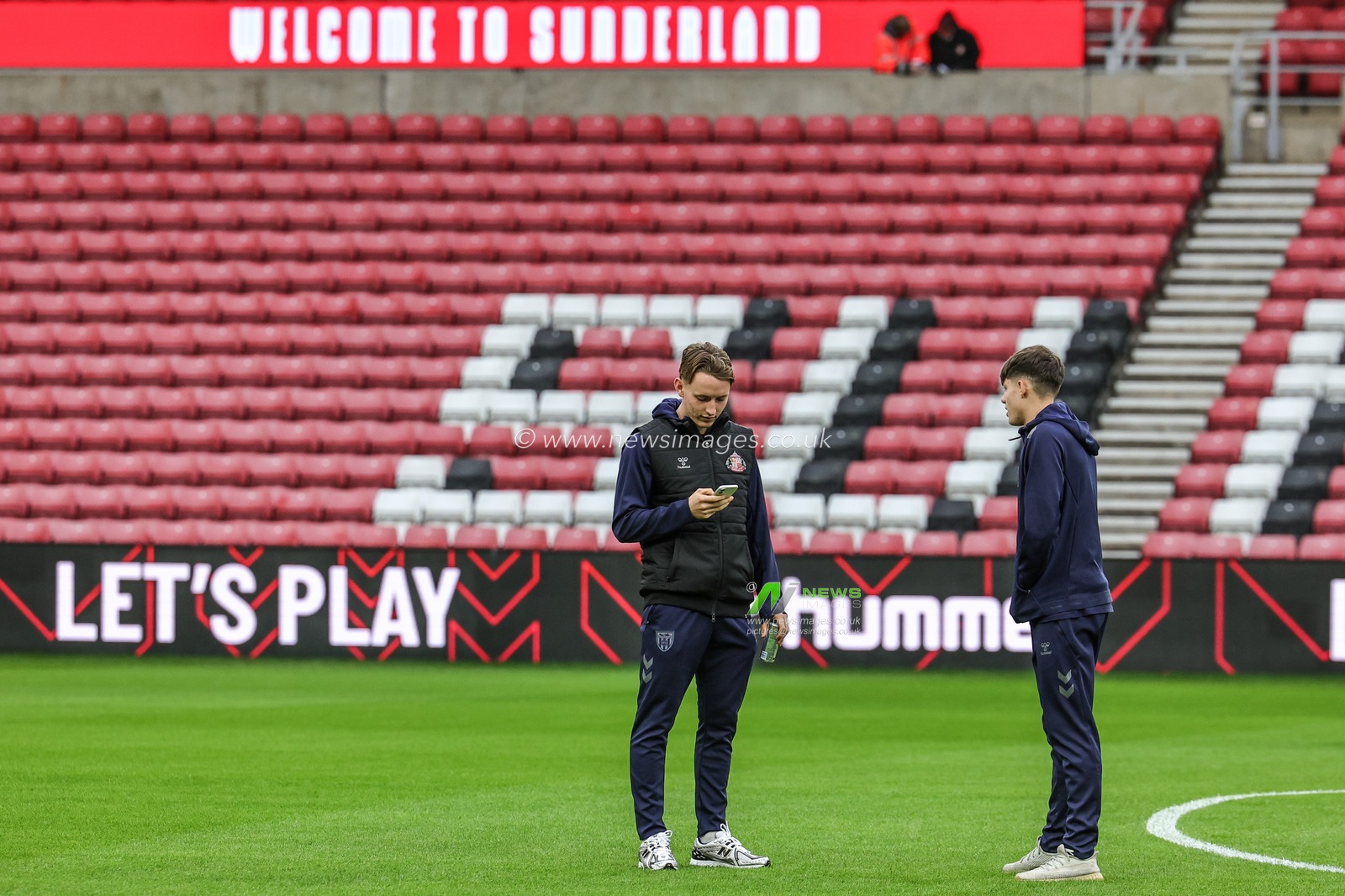 Chris Rigg of Sunderland arrives during the Premier League match Sunderland vs Leeds United at Stadium Of Light, Sunderland, United Kingdom, 28th December 2025

(Photo by Alfie Cosgrove/News Images)

*** GER AUT SUI OUT ***