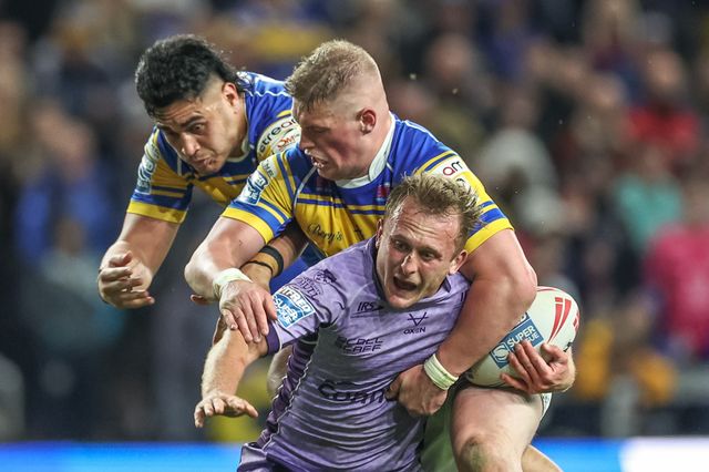 Jez Litten of Hull KR is tackled by Tom Holroyd of Leeds Rhinos during the Betfred Super League round 9 match Leeds Rhinos vs Hull KR at Headingley Stadium, Leeds, United Kingdom, 25th April 2025

(Photo by Mark Cosgrove/News Images)