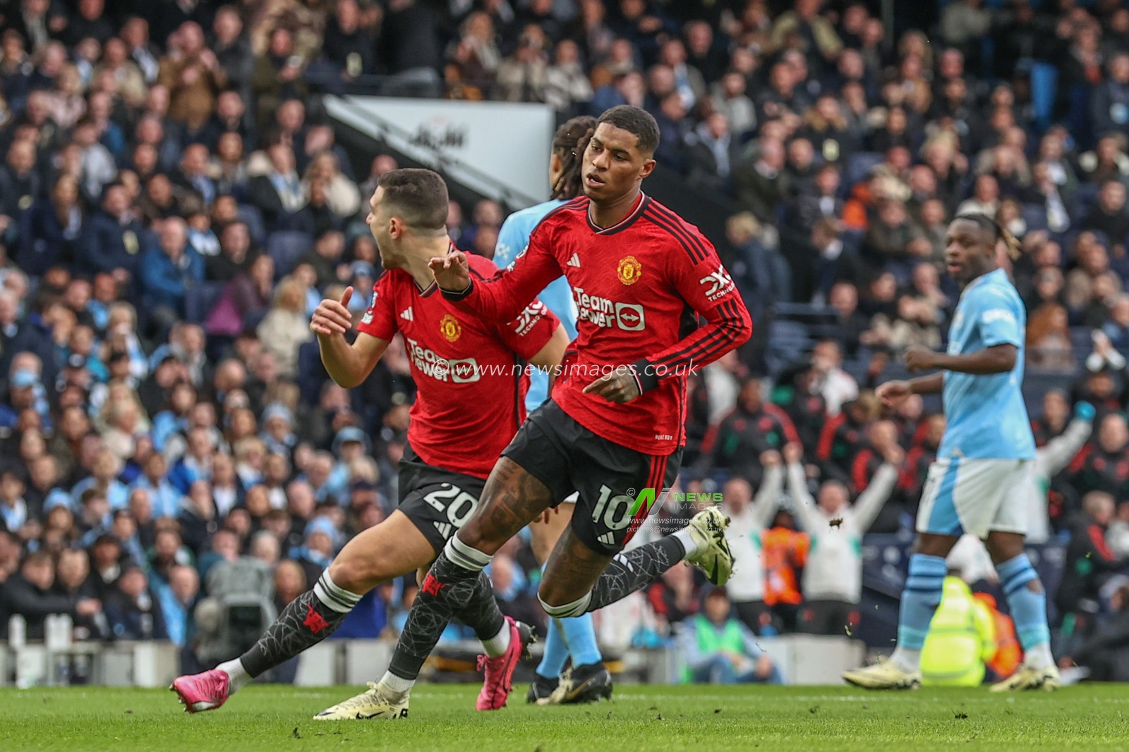 Marcus Rashford of Manchester United celebrates his goal to make it 0-1 during the Premier League match Manchester City vs Manchester United at Etihad Stadium, Manchester, United Kingdom, 3rd March 2024

(Photo by Mark Cosgrove/News Images)