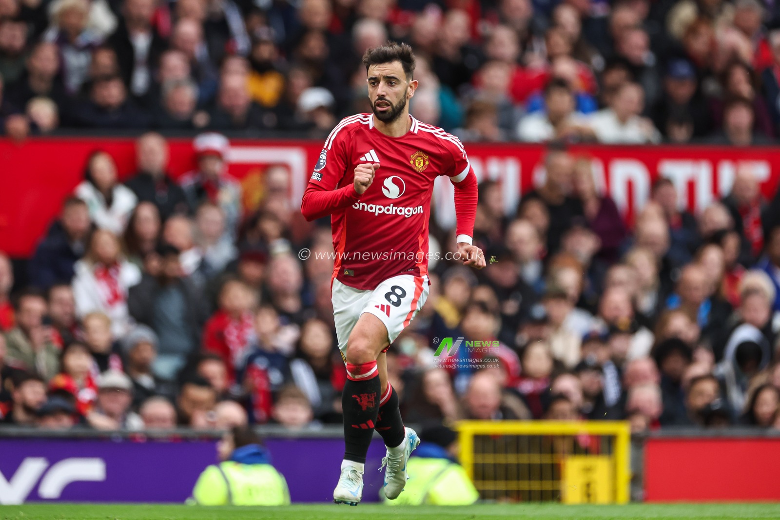 Bruno Fernandes of Manchester United during the Premier League match Manchester United vs Tottenham Hotspur at Old Trafford, Manchester, United Kingdom, 29th September 2024

(Photo by Mark Cosgrove/News Images)