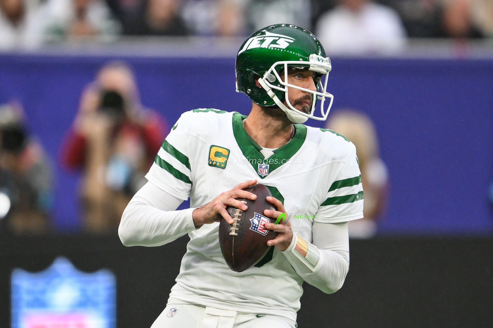 Aaron Rodgers of the New York Jets prepares to pass the ball during the Week 5 match New York Jets vs Minnesota Vikings at Tottenham Hotspur Stadium, London, United Kingdom, 6th October 2024

(Photo by Craig Thomas/News Images)