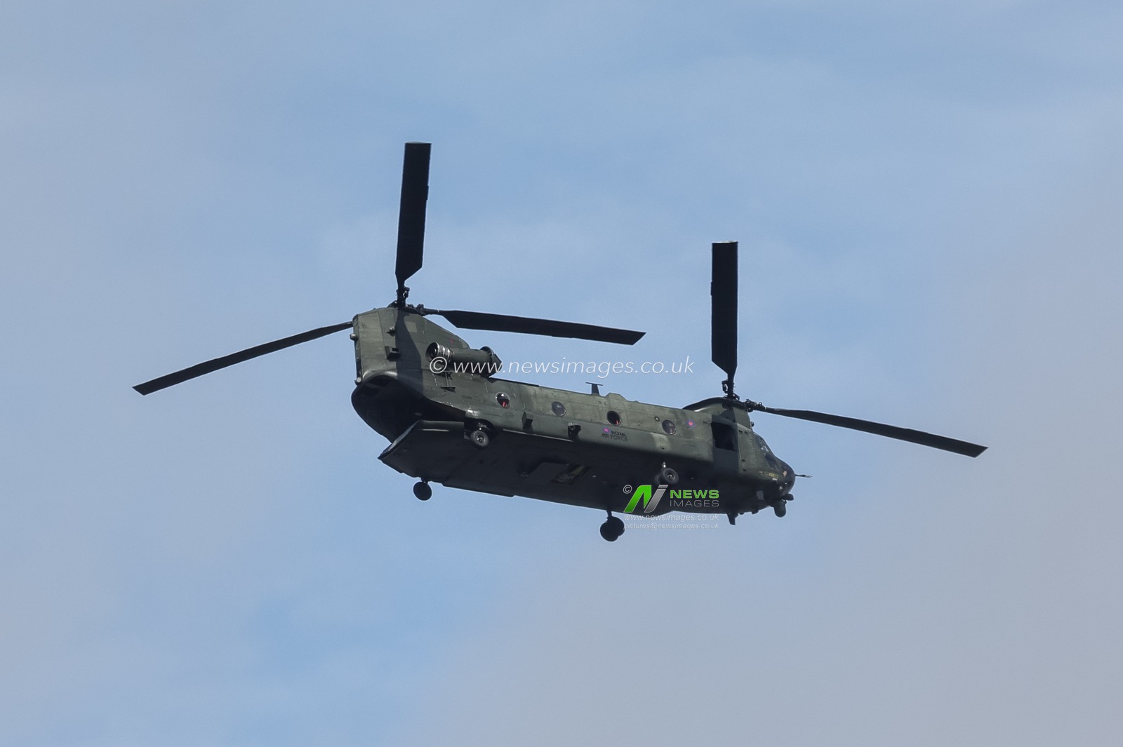 A RAF Boeing CH-47 Chinook flys over the city of London during the 2nd Rothesay Test Match Day 2 match England vs New Zealand at The Kia Oval, London, United Kingdom on 18 June 2026

(Photo by Mark Cosgrove/News Images)
