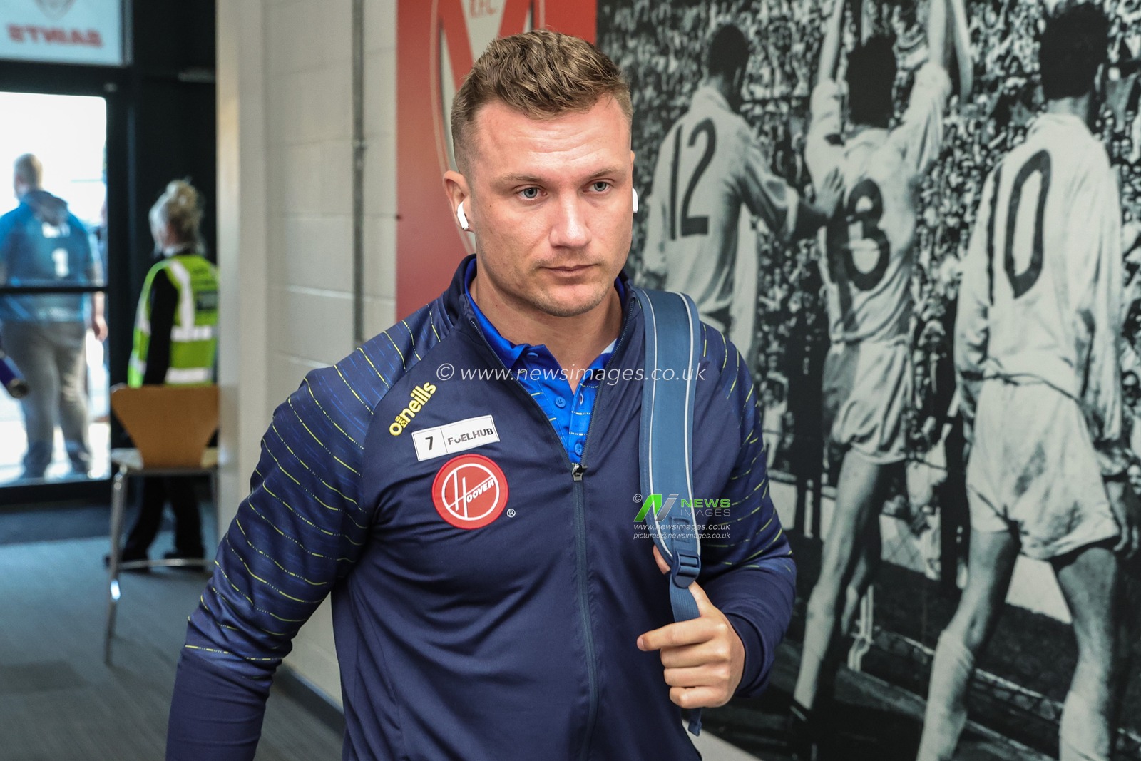 Josh Drinkwater #7 of Warrington Wolves arrives during the Betfred Super League Round 10 match St Helens vs Warrington Wolves at Totally Wicked Stadium, St Helens, United Kingdom, 20th April 2023

(Photo by Mark Cosgrove/News Images)