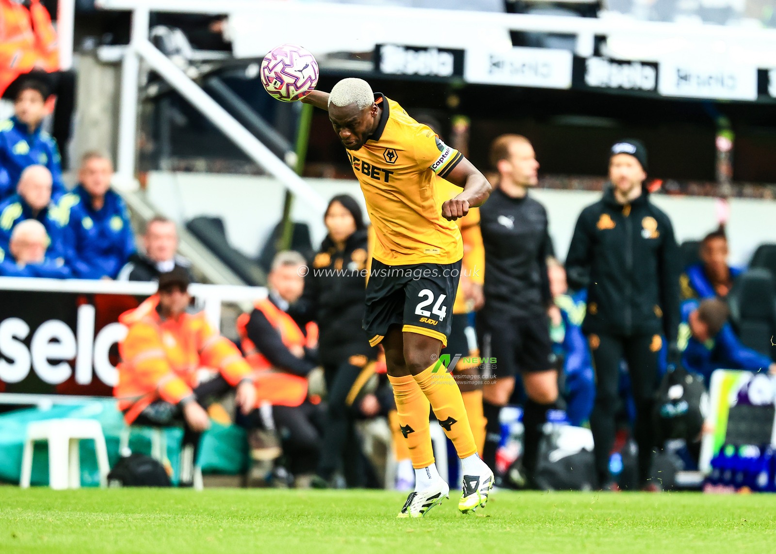 Toti Gomes of Wolverhampton Wanderers heads the ball during the Premier League match Newcastle United vs Wolverhampton Wanderers at St. James's Park, Newcastle, United Kingdom, 13th September 2025

(Photo by Richard Bierton/News Images)