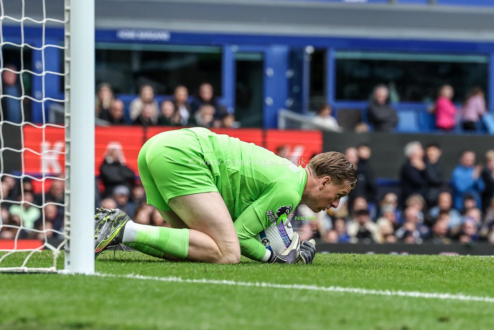Jordan Pickford of Everton makes a save during the Premier League match Everton vs Manchester City at Goodison Park, Liverpool, United Kingdom, 19th April 2025

(Photo by Mark Cosgrove/News Images)