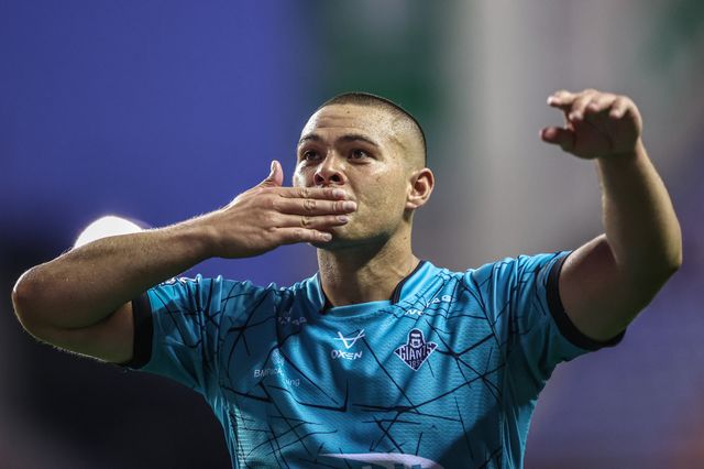 Tui Lolohea of Huddersfield Giants blows the fans a kiss during the Betfred Super League round 18 match Wigan Warriors vs Huddersfield Giants at The Brick Community Stadium, Wigan, United Kingdom, 11th July 2025

(Photo by Alfie Cosgrove/News Images)