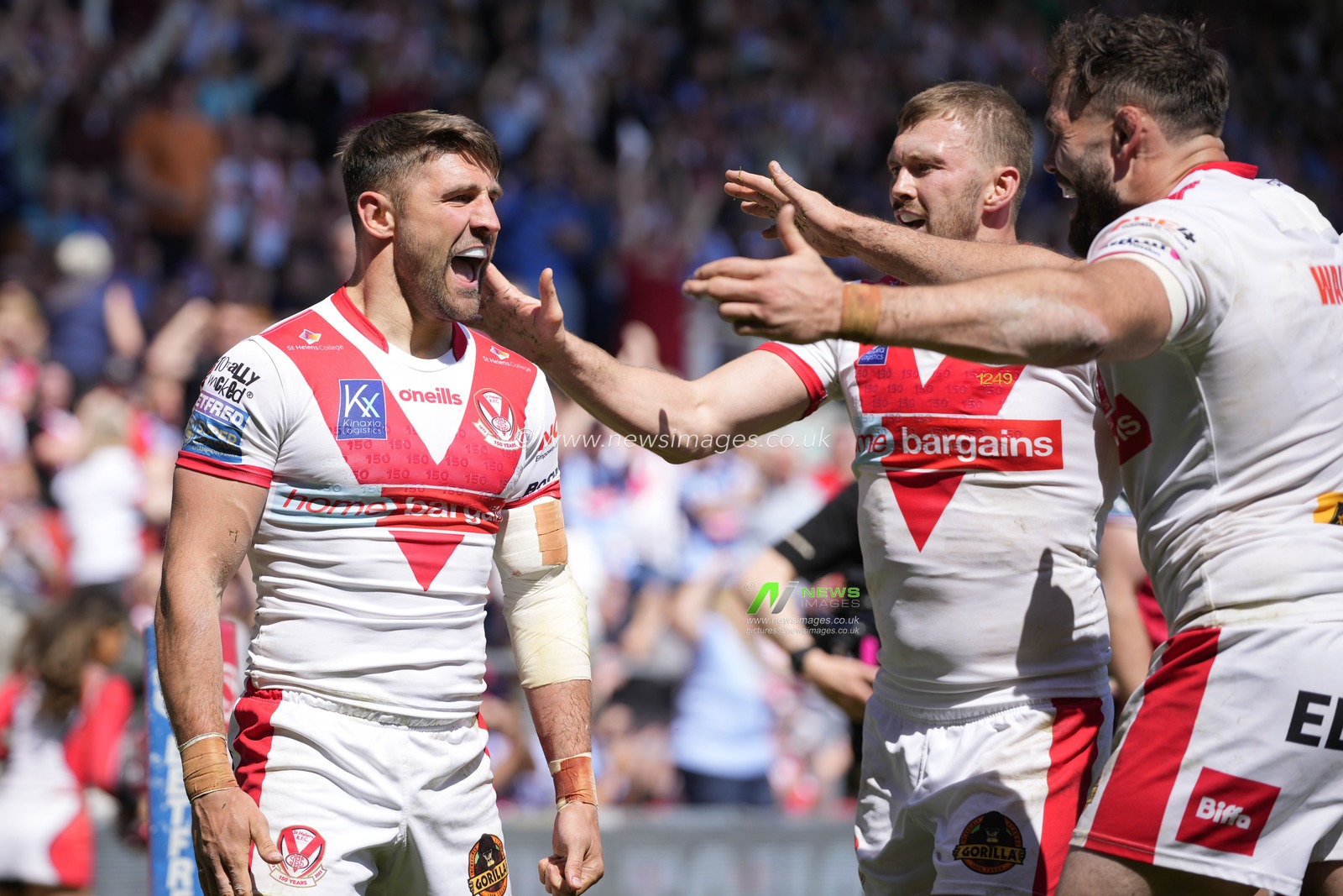 Tommy Makinson #2 of St. Helens celebrates his try during the Betfred Super League Round 12 match St Helens vs Salford Red Devils at Totally Wicked Stadium, St Helens, United Kingdom, 13th May 2023

(Photo by Steve Flynn/News Images)
