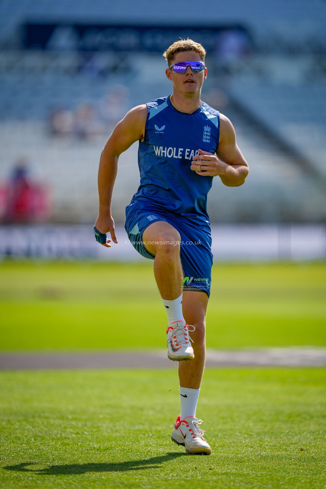 Jacob Bethell of England in the pre-game warm up during the 3rd Rothesay Test Match Day 1 match England vs New Zealand at Trent Bridge, Nottingham, United Kingdom on 25 June 2026

(Photo by Maynard Manyowa/News Images)