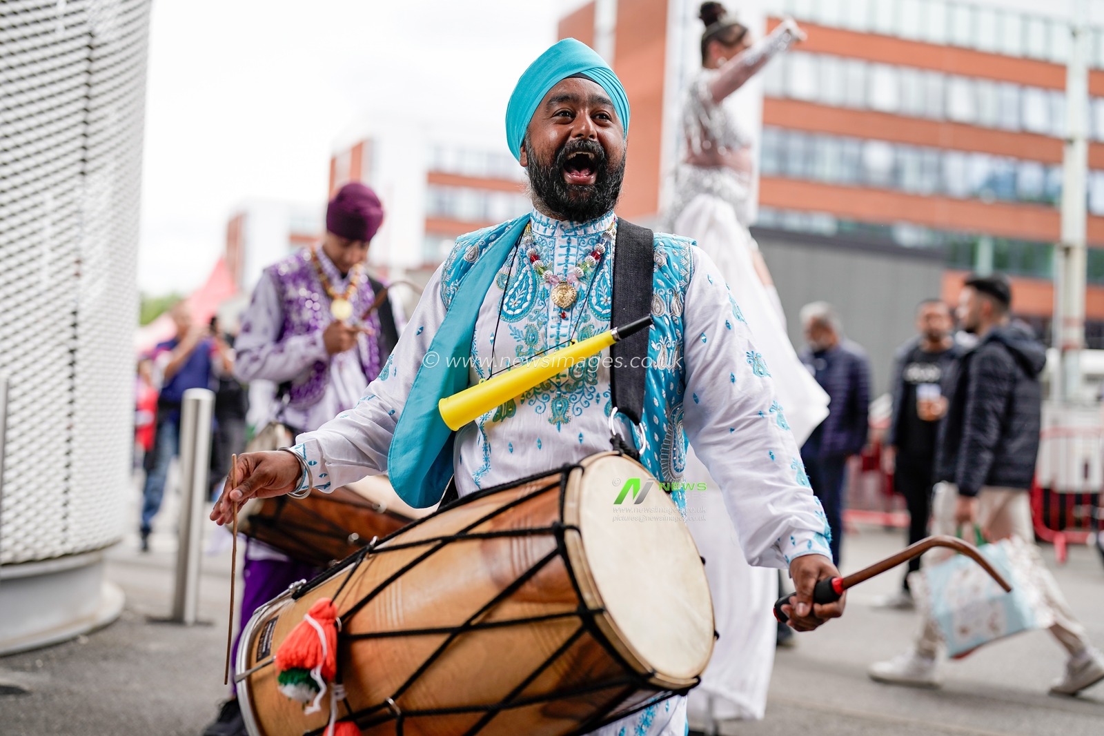 Indian dancing fan beats a drum during the Second Vitality T20 International match England vs India at Old Trafford, Manchester, United Kingdom on 04 July 2026

(Photo by Maynard Manyowa/News Images)