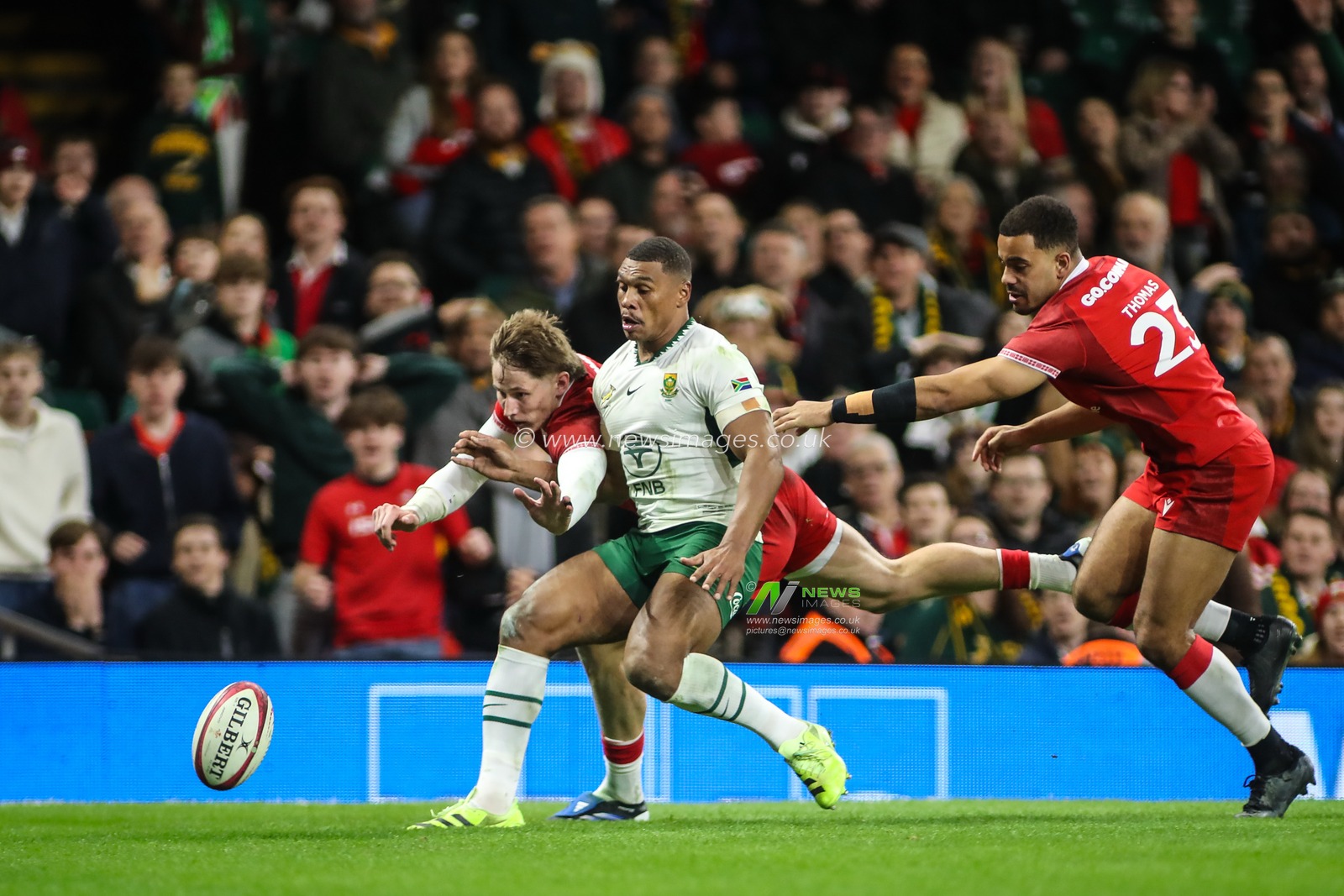 Ellis Mee of Wales and Damian Willemse of South Africa compete for the ball during the Quilter Nations Series 2025 match Wales vs South Africa at Principality Stadium, Cardiff, United Kingdom, 29th November 2025

(Photo by Andrew Lewis/News Images)

*** GER AUT SUI OUT ***