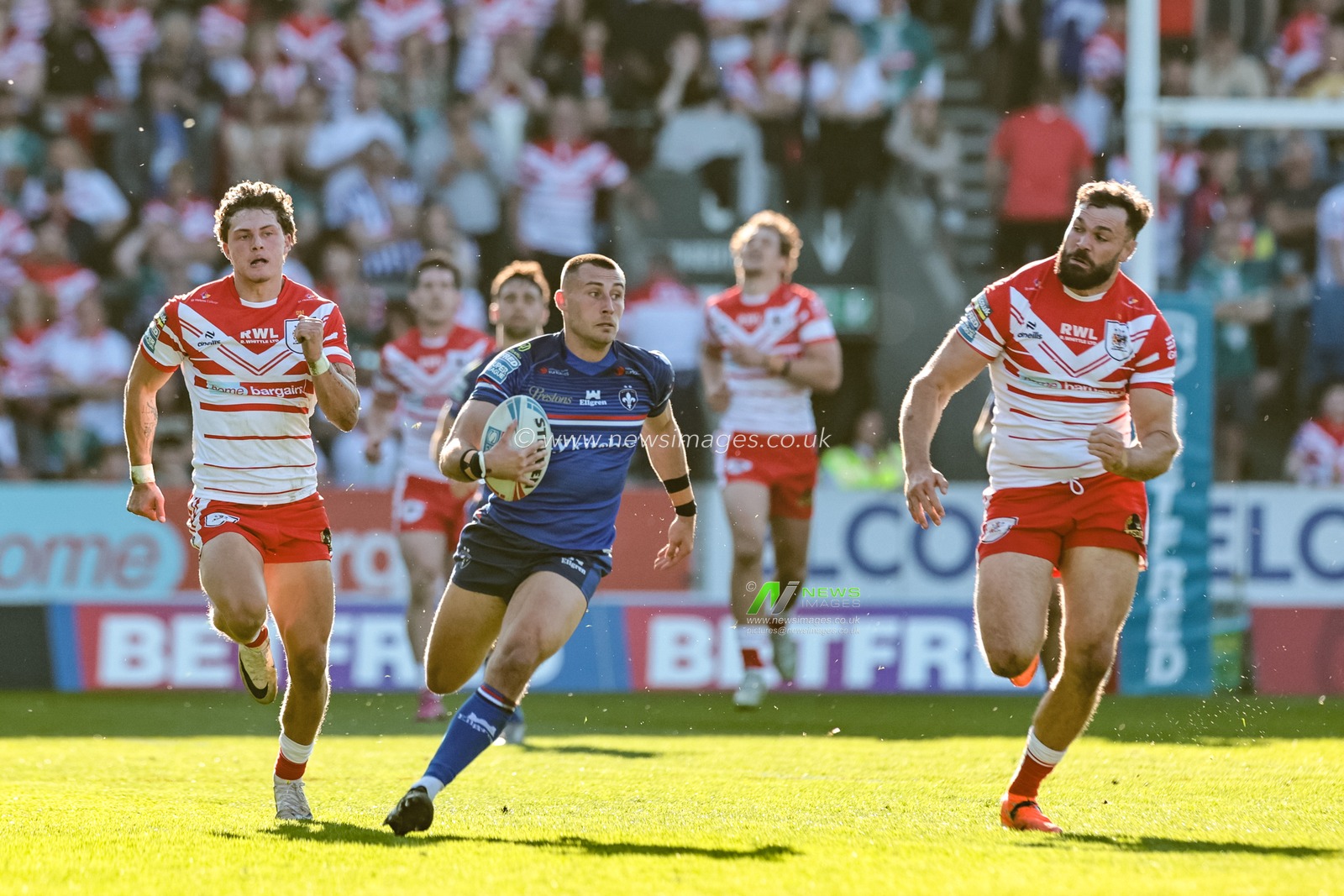 Oliver Pratt of Wakefield Trinity breaks with the ball tracked by Alex Walmsley of St Helens R.F.C. during the Betfred Super League round 9 match St Helens vs Wakefield Trinity at The BrewDog Stadium, St Helens, United Kingdom on 25 April 2026

(Photo by Mark Cosgrove/News Images)