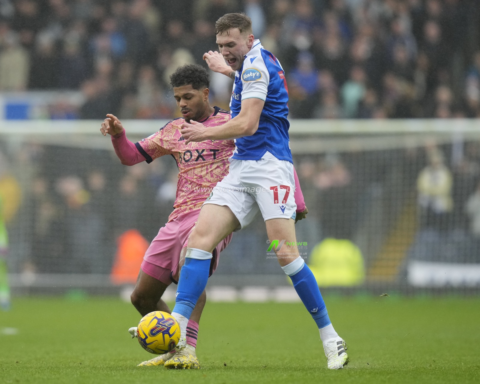 Georgina Rutter #24 of Leeds United competes for the ball with Hayden Carter #17 of Blackburn Rovers during the Sky Bet Championship match Blackburn Rovers vs Leeds United at Ewood Park, Blackburn, United Kingdom, 9th December 2023

(Photo by Steve Flynn/News Images)