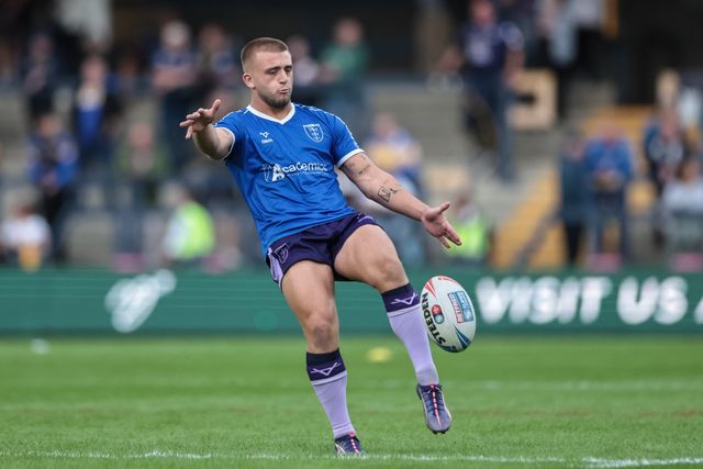 Mikey Lewis of Hull KR in the pre-game warm up during the Betfred Super League round 23 match Leeds Rhinos vs Hull KR at Headingley Stadium, Leeds, United Kingdom, 21st August 2025

(Photo by Mark Cosgrove/News Images)