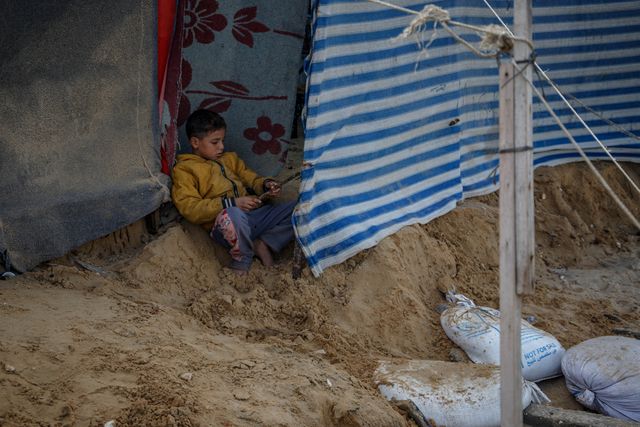 Strong winds on the Khan Yunis beach in the southern Gaza Strip have uprooted the tents of displaced people, increasing their suffering amid harsh humanitarian conditions. The displaced people who took refuge on the beach to escape the bombing are now facing the cold winter without shelter, amid the absence of the necessary aid to secure their basic needs.(Photo: Mohammed Skaik/News Images)