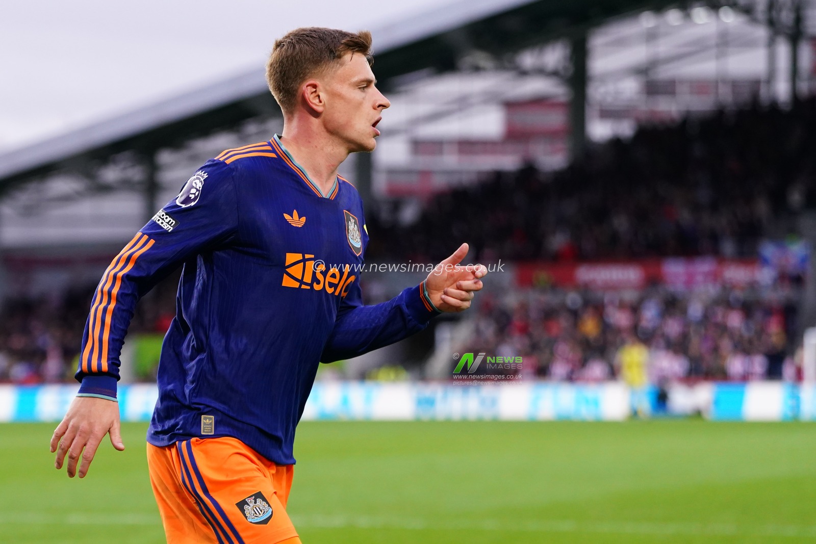 Harvey Barnes of Newcastle United during the Premier League match Brentford vs Newcastle United at The Gtech Community Stadium, London, United Kingdom, 9th November 2025

(Photo by Harvey Murphy/News Images)

*** GER AUT SUI OUT ***
