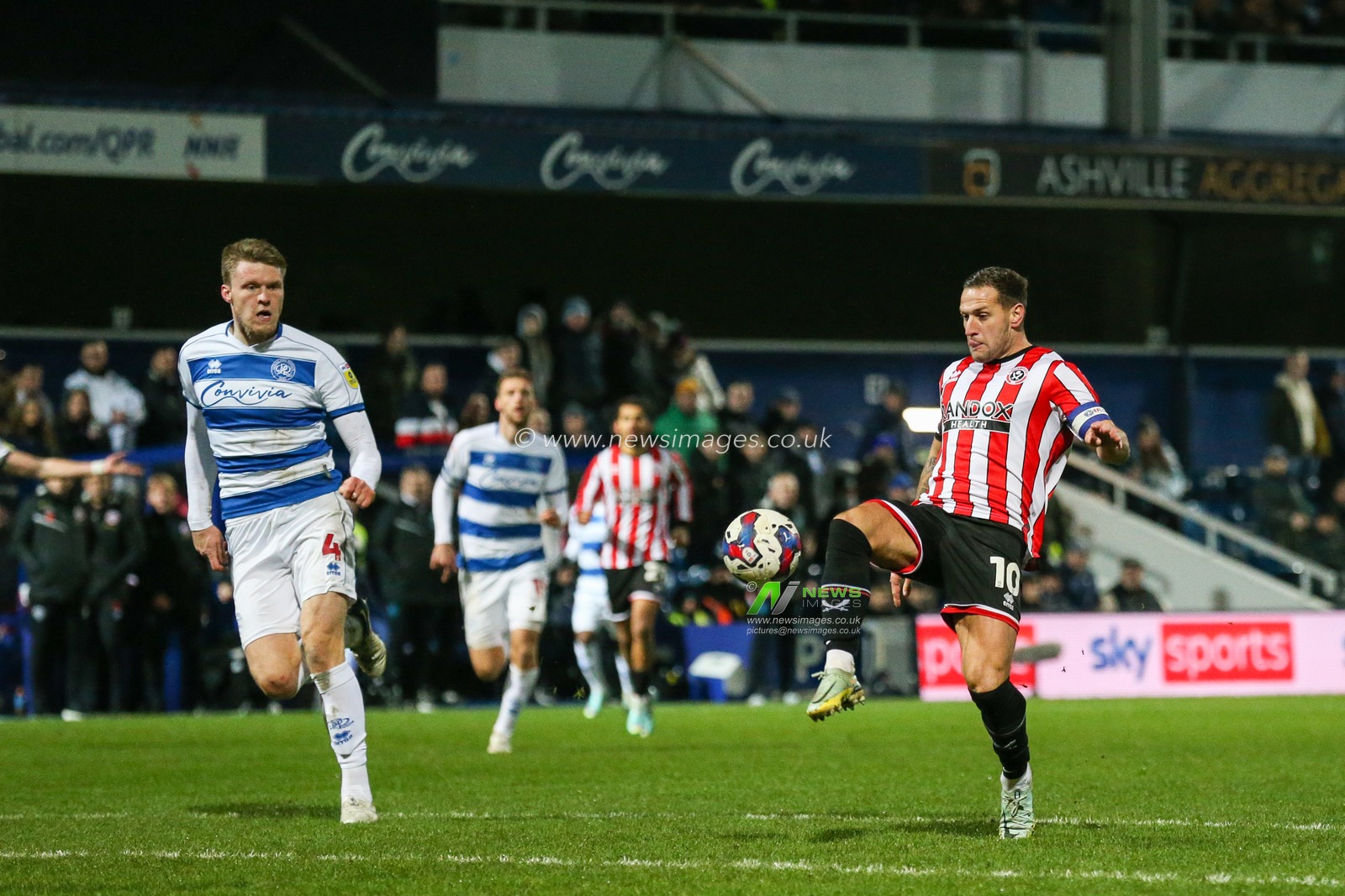 Billy Sharp #10 of Sheffield United shoots at goal during the Sky Bet Championship match Queens Park Rangers vs Sheffield United at Kiyan Prince Foundation Stadium, London, United Kingdom, 2nd January 2023

(Photo by Arron Gent/News Images)