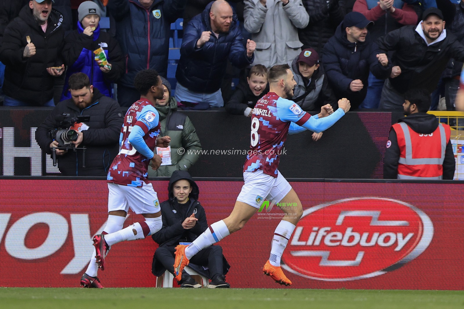 Josh Brownhill #8 of Burnley celebrates scoring to make it 3-0 during the Sky Bet Championship match Burnley vs Huddersfield Town at Turf Moor, Burnley, United Kingdom, 25th February 2023

(Photo by Conor Molloy/News Images)