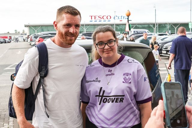 Marc Sneyd of Warrington Wolves has a selfie with a fan during the Betfred Super League Round 22 match Warrington Wolves vs Catalans Dragons at Halliwell Jones Stadium, Warrington, United Kingdom, 14th August 2025

(Photo by Mark Cosgrove/News Images)