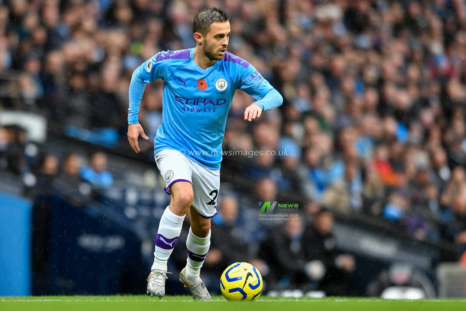 2nd November 2019, Etihad Stadium, Manchester, England; Premier League, Manchester City v Southampton : Bernardo Silva (20) of Manchester City runs forward with the ball

Credit: Simon Whitehead/News Images