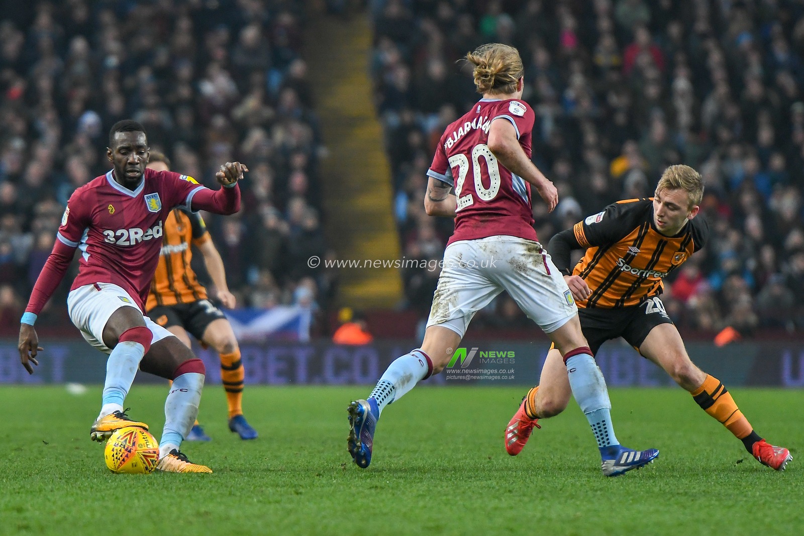 19th January, Villa Park, Birmingham, England ; Sky Bet Championship, Aston Villa v Hull City : Yannick Bolasie (11) of Aston Villa controls the ball sending Jarrod Bowen (20) of Hull City the wrong way

Credit: Gareth Dalley/News Images

English Football League images are subject to DataCo Licence