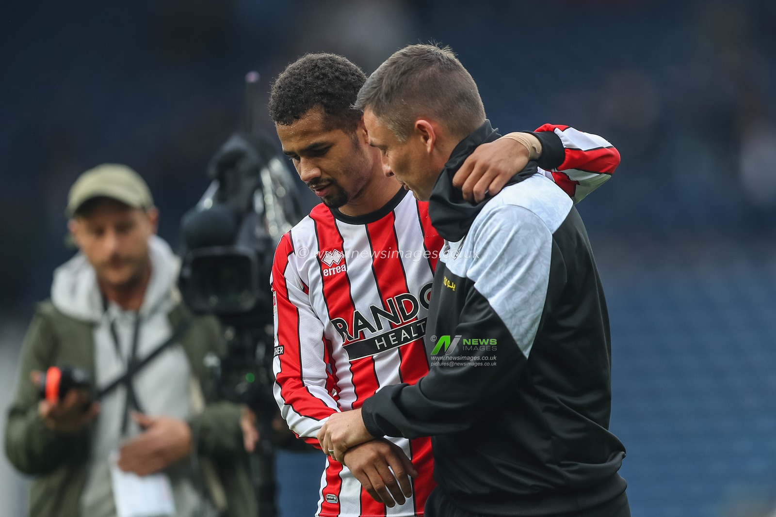 Iliman Ndiaye #29 of Sheffield United and Paul Heckingbottom Manager of Sheffield United embrace after their teams 2-0 win in the Sky Bet Championship match West Bromwich Albion vs Sheffield United at The Hawthorns, West Bromwich, United Kingdom, 29th October 2022

(Photo by Gareth Evans/News Images)