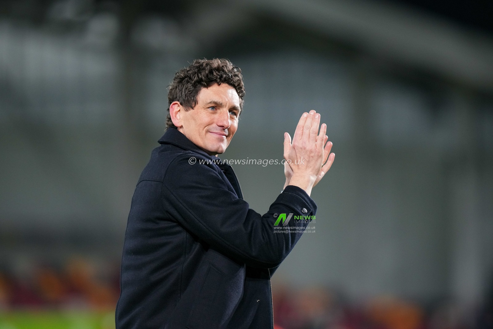 Keith Andrews manager of Brentford applauds the fans at full time during the Premier League match Brentford vs Bournemouth at The Gtech Community Stadium, London, United Kingdom, 27th December 2025

(Photo by Maynard Manyowa/News Images)

*** GER AUT SUI OUT ***