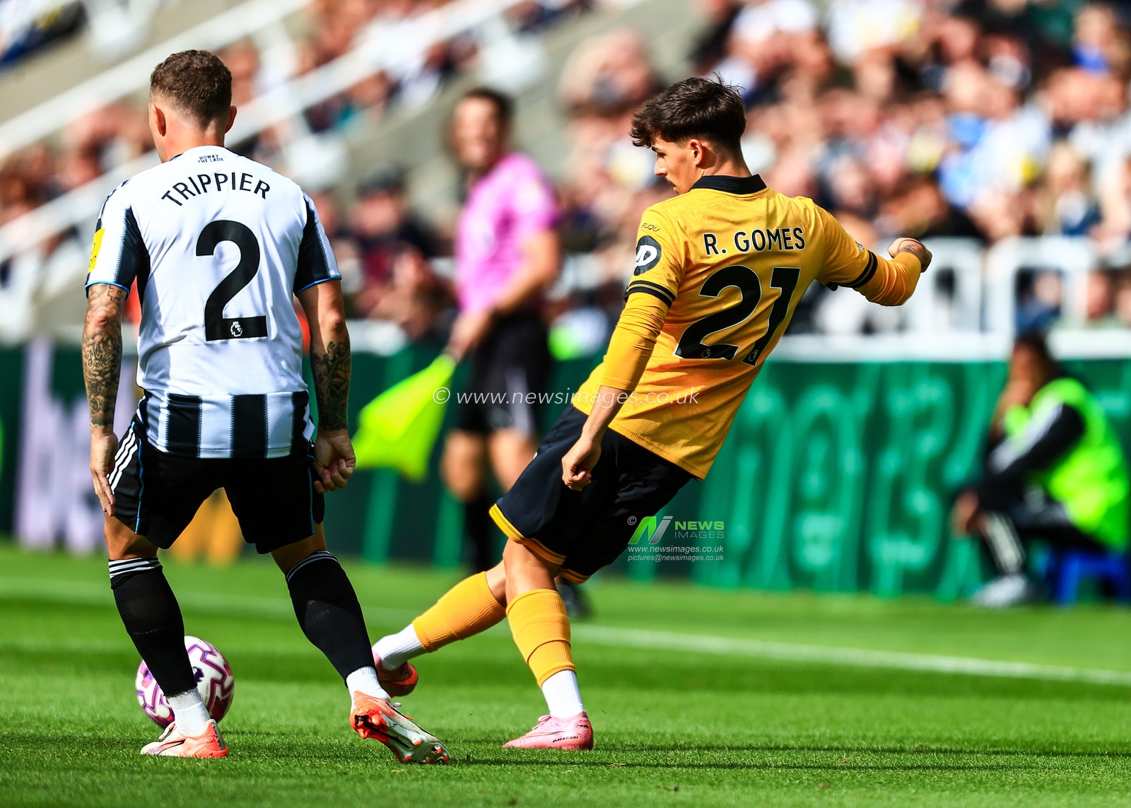 Rodrigo Gomes of Wolverhampton Wanderers passes the ball during the Premier League match Newcastle United vs Wolverhampton Wanderers at St. James's Park, Newcastle, United Kingdom, 13th September 2025

(Photo by Richard Bierton/News Images)