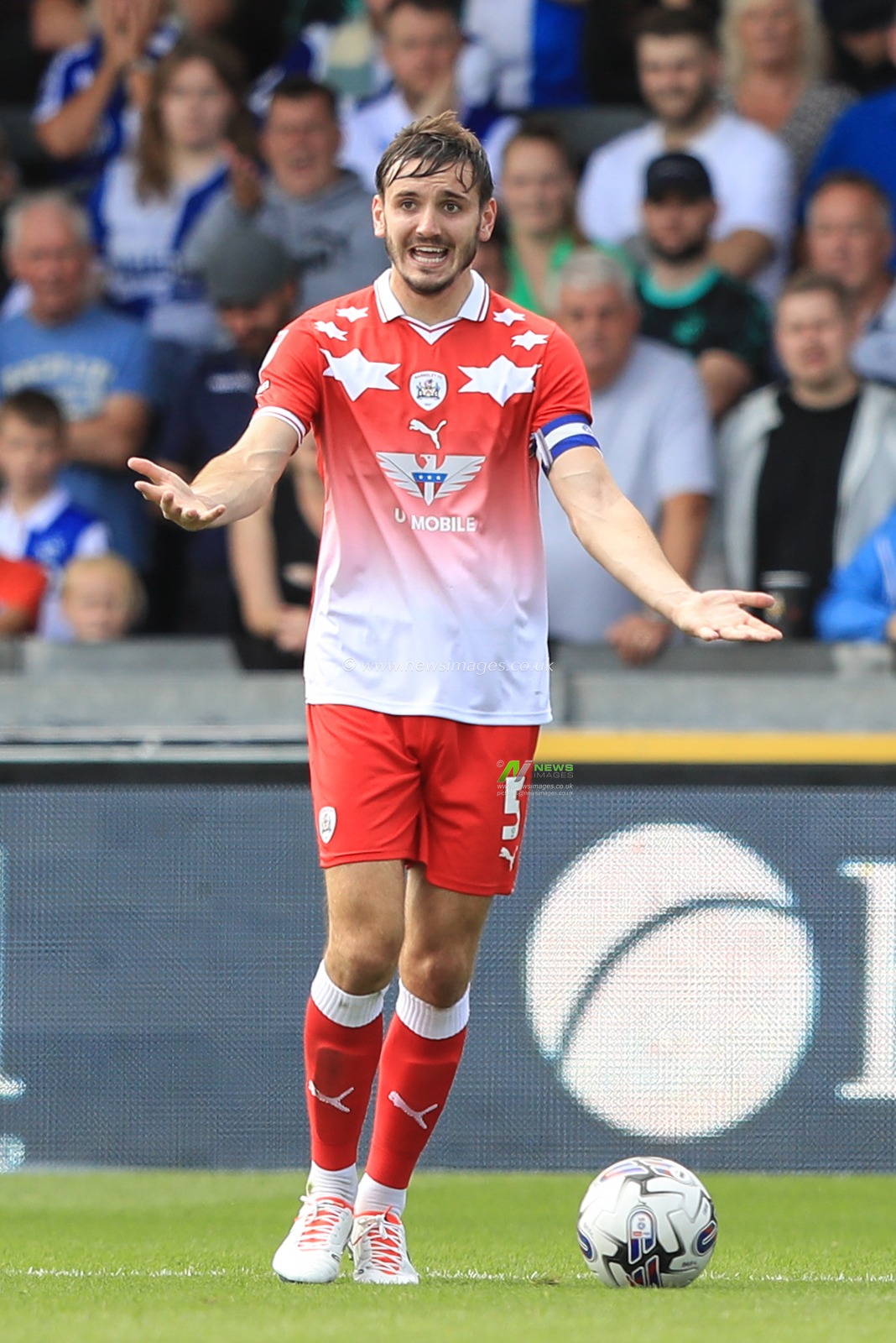 Liam Kitching #5 of Barnsley with the ball during the Sky Bet League 1 match Bristol Rovers vs Barnsley at Memorial Stadium, Bristol, United Kingdom, 12th August 2023

(Photo by Alfie Cosgrove/News Images)