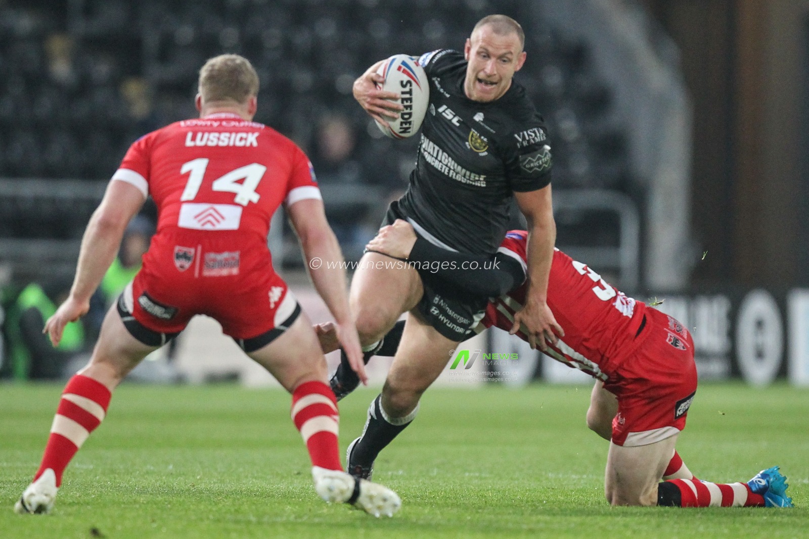 7th June 2019 , KCOM Stadium, Hull, England; Betfred Super League, Round 17, Hull FC vs Salford Red Devils ; Dean Hadley (11) of Hull FC is tackled by Jackson Hastings (31) of Salford Red Devils 


Credit: David Greaves/News Images