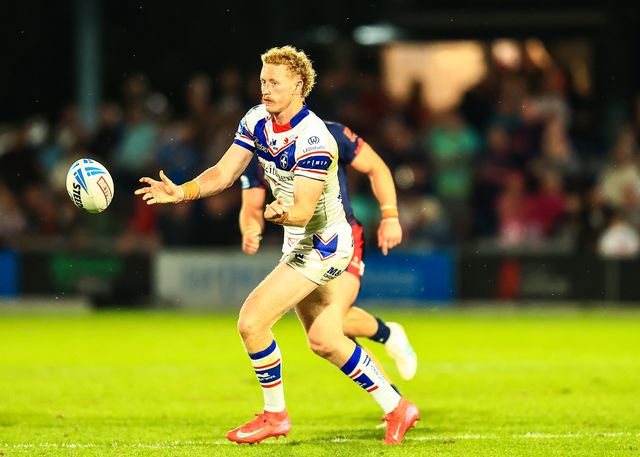 Lachlan Walmsley of Wakefield Trinity passes the ballduring the Betfred Super League round 21 match Wakefield Trinity vs St Helens at DIY Kitchens Stadium, Wakefield, United Kingdom, 8th August 2025

(Photo by Richard Bierton/News Images)