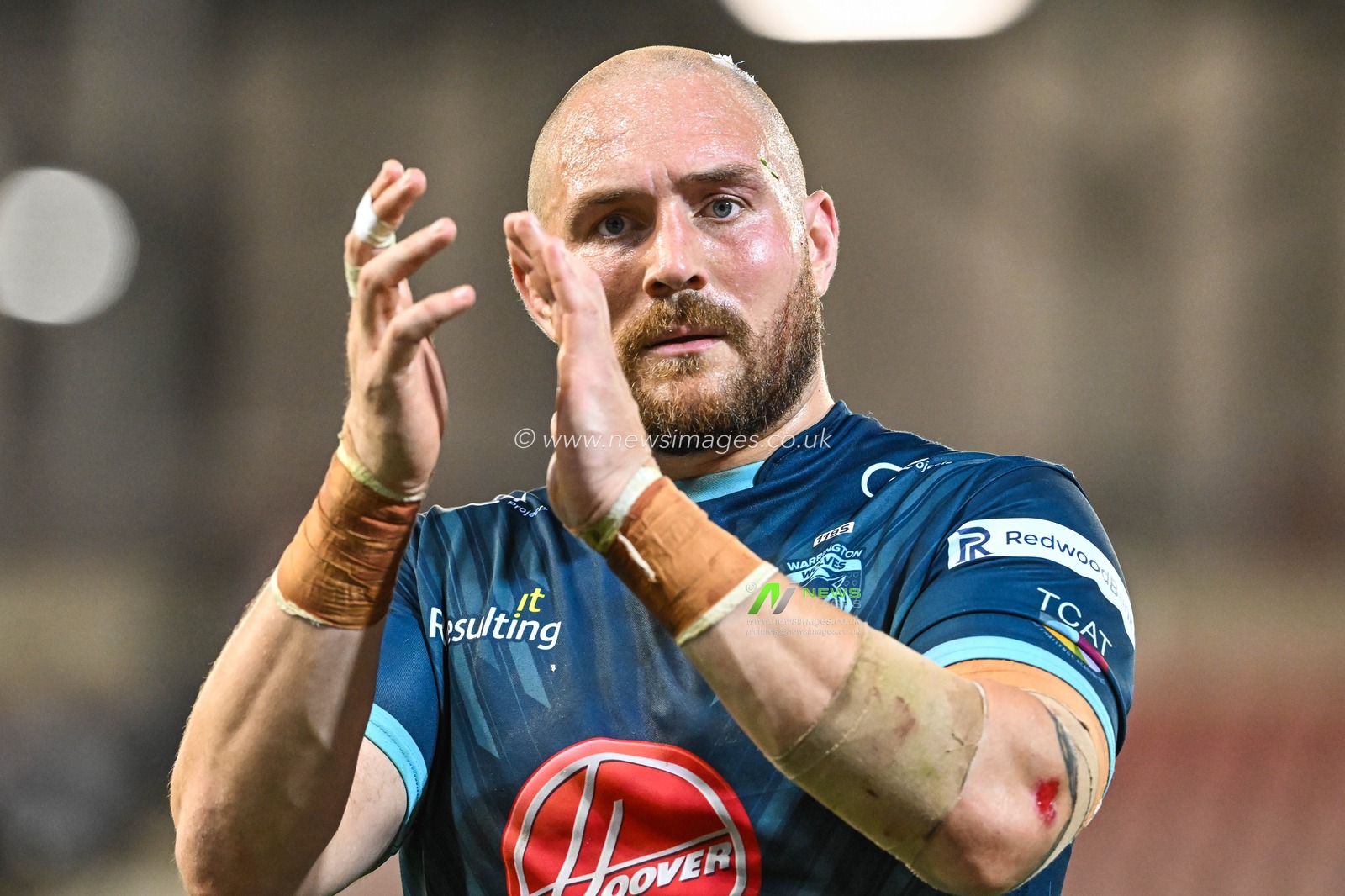 Gil Dudson #17 of Warrington Wolves applauds the fans at the end of the Betfred Super League Round 13 match Leigh Leopards vs Warrington Wolves at Leigh Sports Village, Leigh, United Kingdom, 26th May 2023

(Photo by Craig Thomas/News Images)