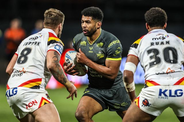 Kallum Watkins of Leeds Rhinos breaks with the ball under pressure from Ryan Sutton of Bradford Bulls during the Betfred Super League round 7 match Bradford Bulls vs Leeds Rhinos at Odsal Stadium, Bradford, United Kingdom on 03 April 2026

(Photo by Alfie Cosgrove/News Images)