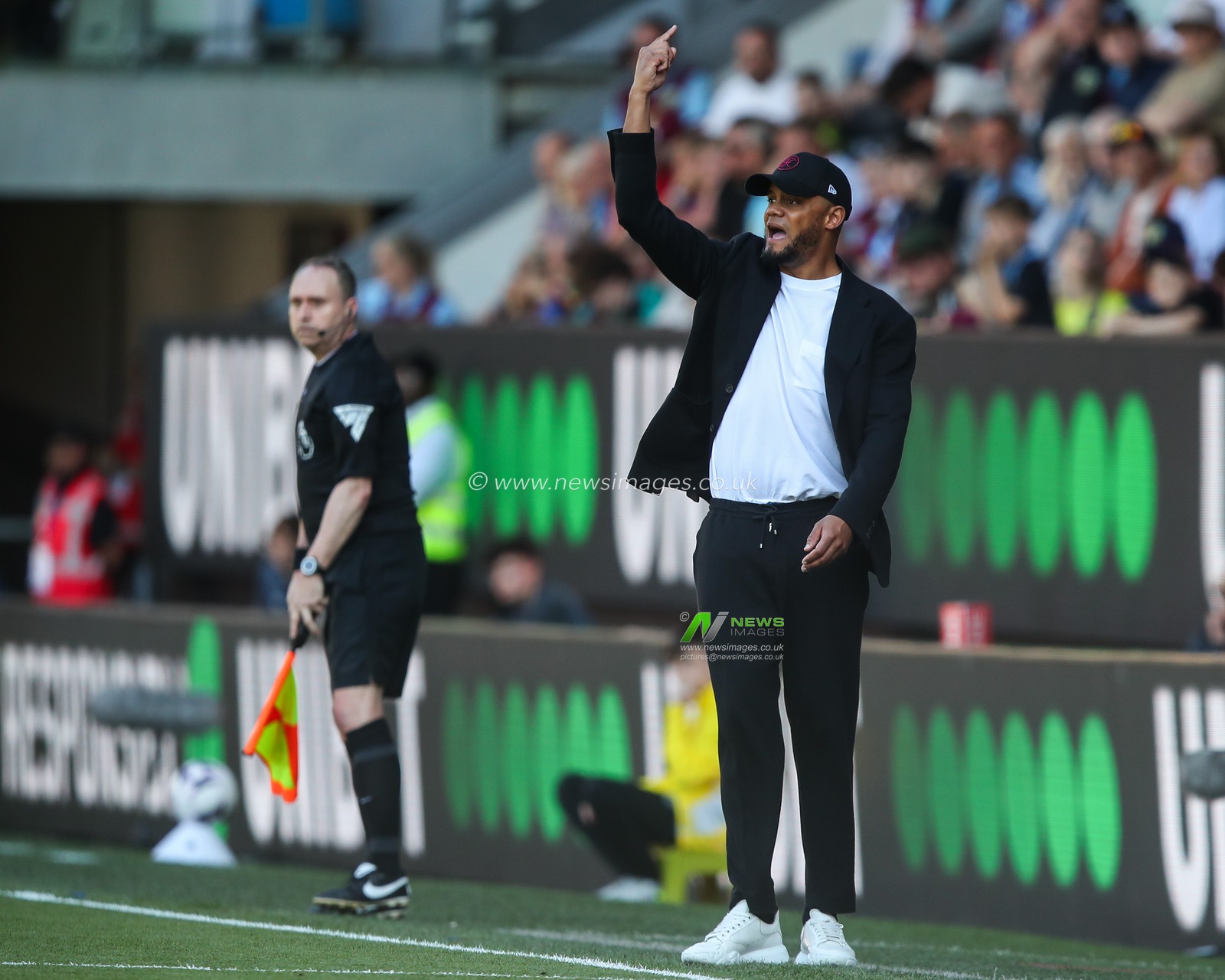Vincent Kompany manager of Burnley gives his players instructions during the Premier League match Burnley vs Nottingham Forest at Turf Moor, Burnley, United Kingdom, 19th May 2024

(Photo by Gareth Evans/News Images)