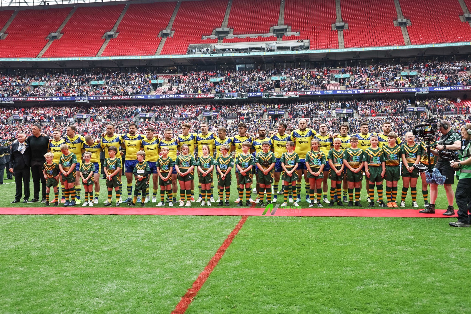 Warrington line up for the national anthem during the Betfred Challenge Cup Final Warrington Wolves vs Hull KR at Wembley Stadium, London, United Kingdom, 7th June 2025

(Photo by Mark Cosgrove/News Images)