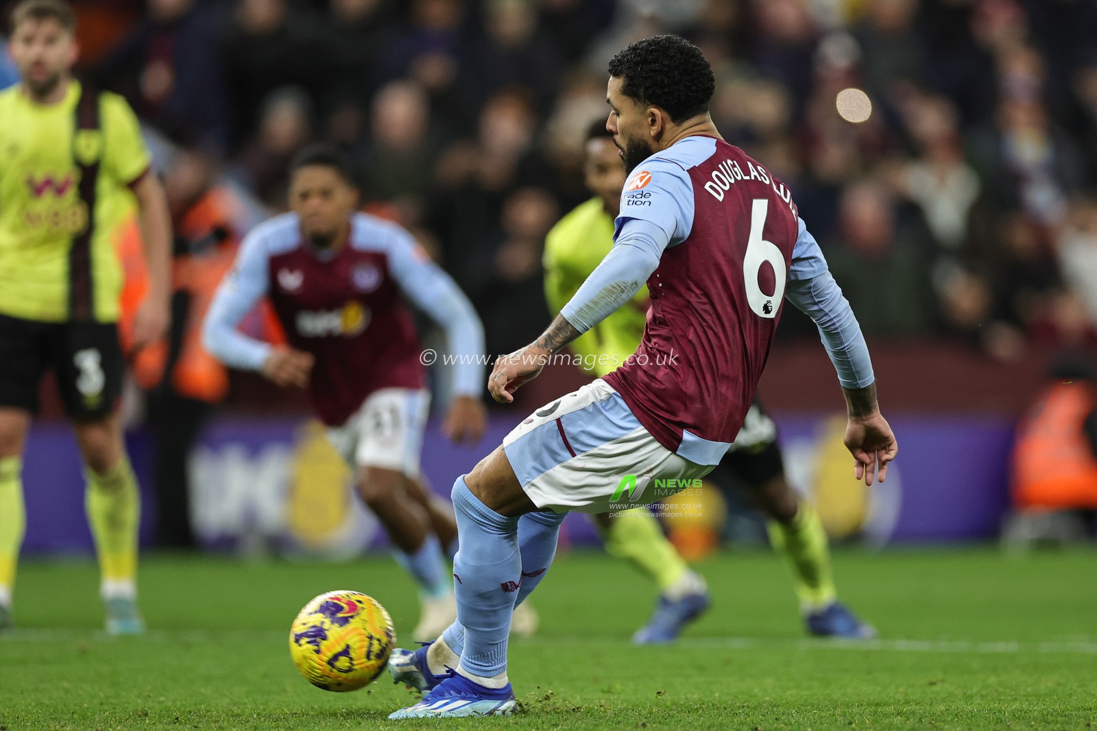 Douglas Luiz of Aston Villa scores a penalty to make it 3-2 during the Premier League match Aston Villa vs Burnley at Villa Park, Birmingham, United Kingdom, 30th December 2023

(Photo by Mark Cosgrove/News Images)