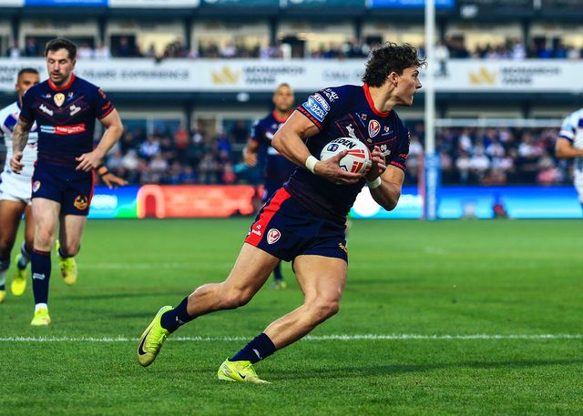 Owen Dagnall of St. Helens breaks with the ball during the Betfred Super League round 21 match Wakefield Trinity vs St Helens at DIY Kitchens Stadium, Wakefield, United Kingdom, 8th August 2025

(Photo by Richard Bierton/News Images)