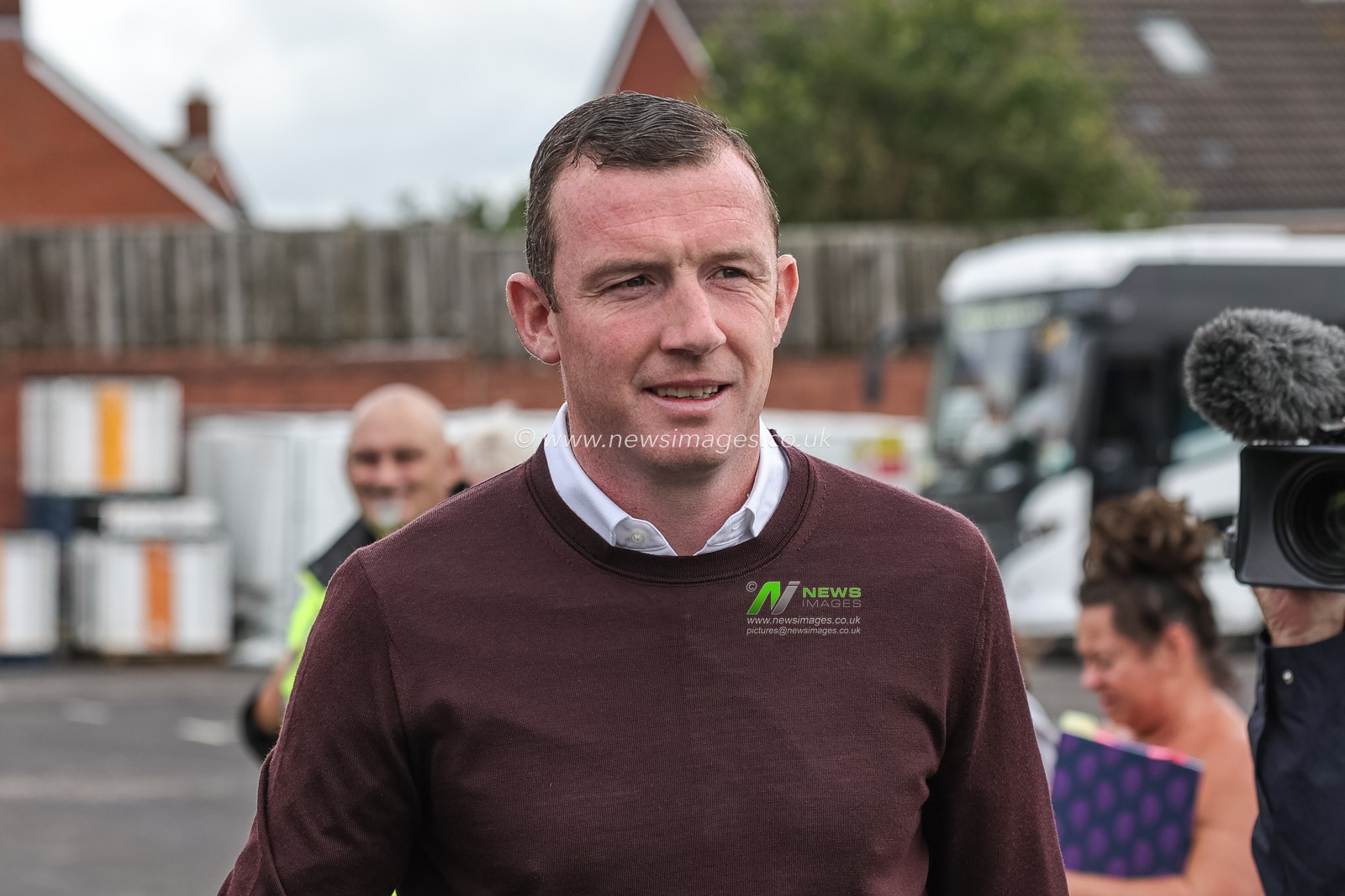 Neill Collins Head coach of Barnsley arrives during the Sky Bet League 1 match Bristol Rovers vs Barnsley at Memorial Stadium, Bristol, United Kingdom, 12th August 2023

(Photo by Mark Cosgrove/News Images)