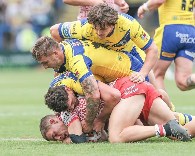 All pile-on as Bailey Hodgson of Leigh Leopards is tackled by Samuel Stone,Sam Powell and Max Wood of Warrington Wolves during the Betfred Super League Round 25 match Warrington Wolves vs Leigh Leopards at Halliwell Jones Stadium, Warrington, United Kingdom, 6th September 2025

(Photo by Mark Cosgrove/News Images)
