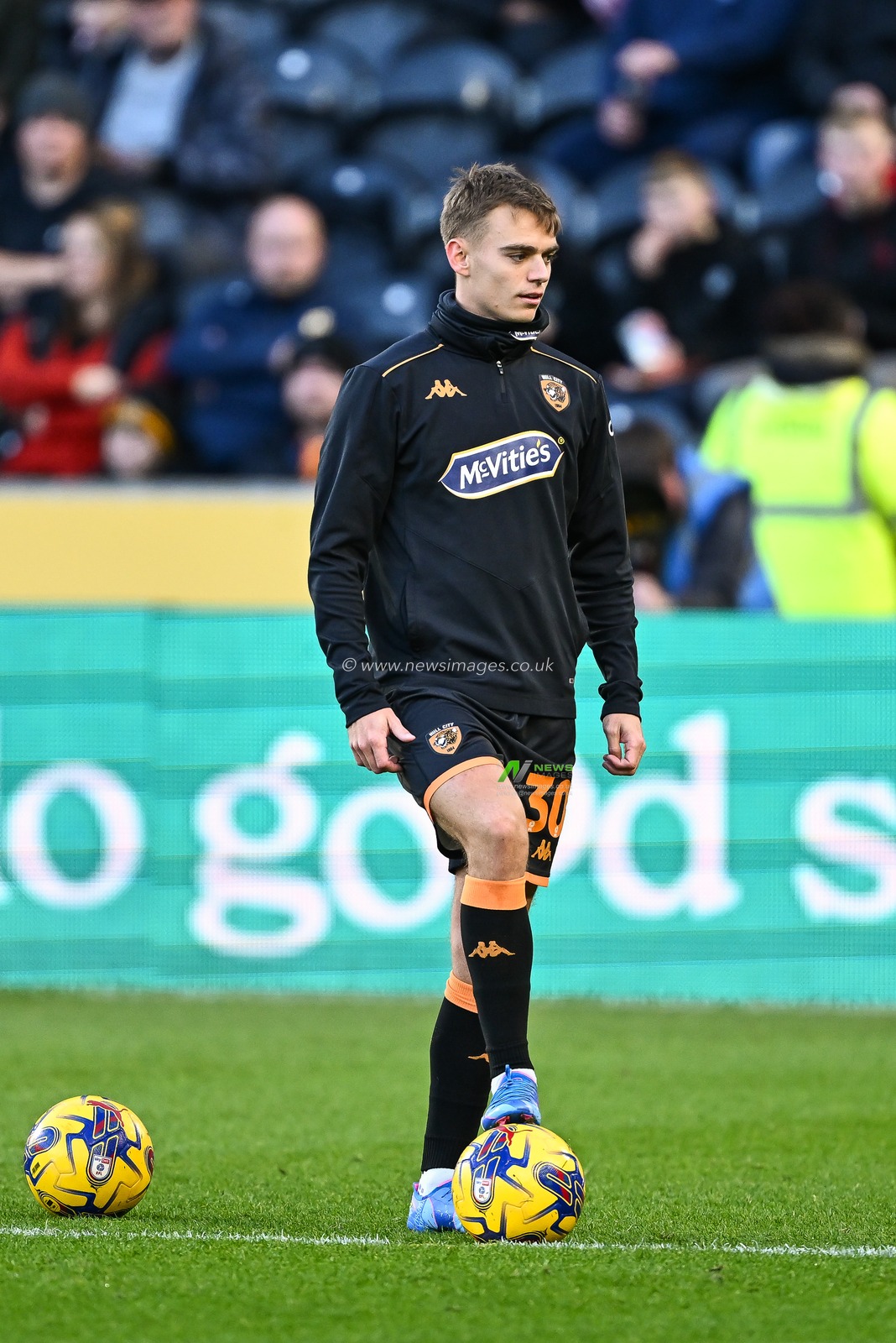 Scott Twine #30 of Hull City during the pre-game warmup ahead of the Sky Bet Championship match Hull City vs Huddersfield Town at MKM Stadium, Hull, United Kingdom, 11th November 2023

(Photo by Craig Thomas/News Images)