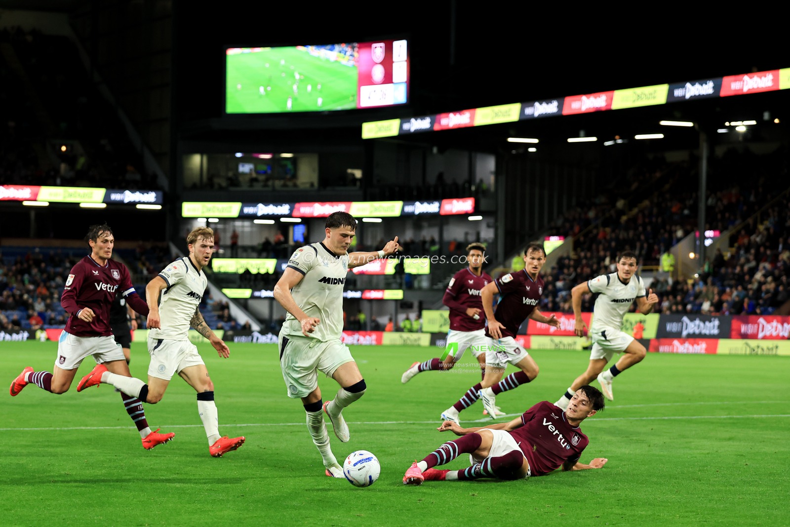 Will Lankshear of Middlesbrough dribbles past Max Alleyne of Burnley during the Sky Bet Championship match Burnley vs Middlesbrough at Turf Moor, Burnley, United Kingdom on 02 September 2026

(Photo by Jorge Horsted/News Images)