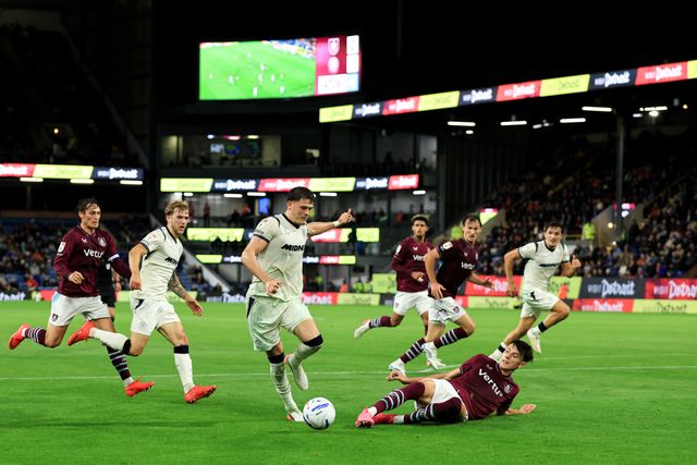Will Lankshear of Middlesbrough dribbles past Max Alleyne of Burnley during the Sky Bet Championship match Burnley vs Middlesbrough at Turf Moor, Burnley, United Kingdom on 02 September 2026

(Photo by Jorge Horsted/News Images)