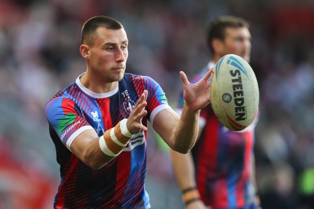 Oliver Pratt of Wakefield Trinity during the pre-game warm up ahead of the Betfred Super League  Round 7 match St Helens vs Wakefield Trinity at Totally Wicked Stadium, St Helens, United Kingdom, 11th April 2025

(Photo by Gareth Evans/News Images)