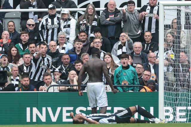 Brian Brobbey of Sunderland celebrates his goal to make it 1-2 in front of the Newcastle fans during the Premier League match Newcastle Untied vs Sunderland at St. James's Park, Newcastle, United Kingdom on 22 March 2026

(Photo by Mark Cosgrove/News Images)