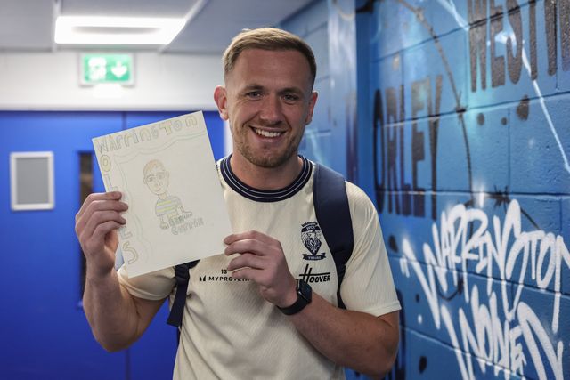 Ben Currie of Warrington Wolves arrives holding a young fans drawing of himself during the Betfred Super League round 23 match Warrington Wolves vs York Knights at The Halliwell Jones Stadium, Warrington, United Kingdom on 13 August 2026

(Photo by Mark Cosgrove/News Images)