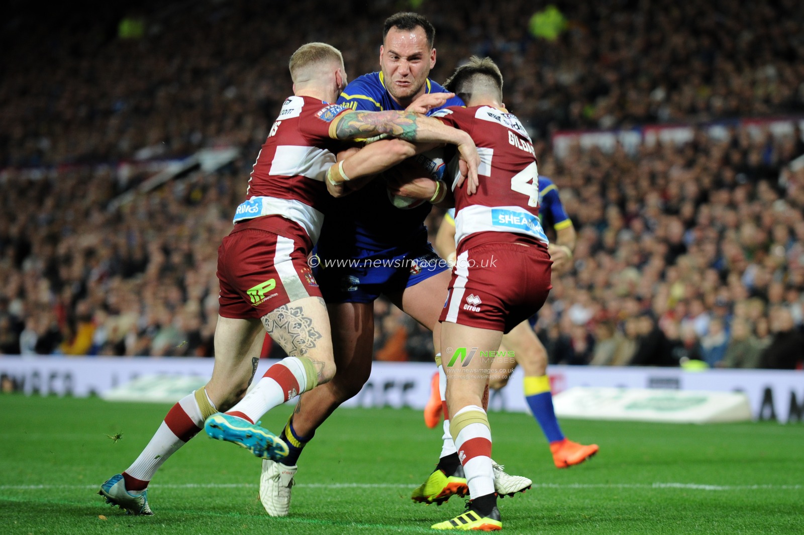 13th October 2018 , Old Trafford,  Manchester, England;  Betfred Super League Grand Final, Wigan Warriors v Warrington Wolves; Bodene Thompson of Warrington Wolves is stopped short of the line by Oliver Gildart (R) and Sam Tomkins (L) of Wigan Warriors 


Credit: Richard Long/News Images