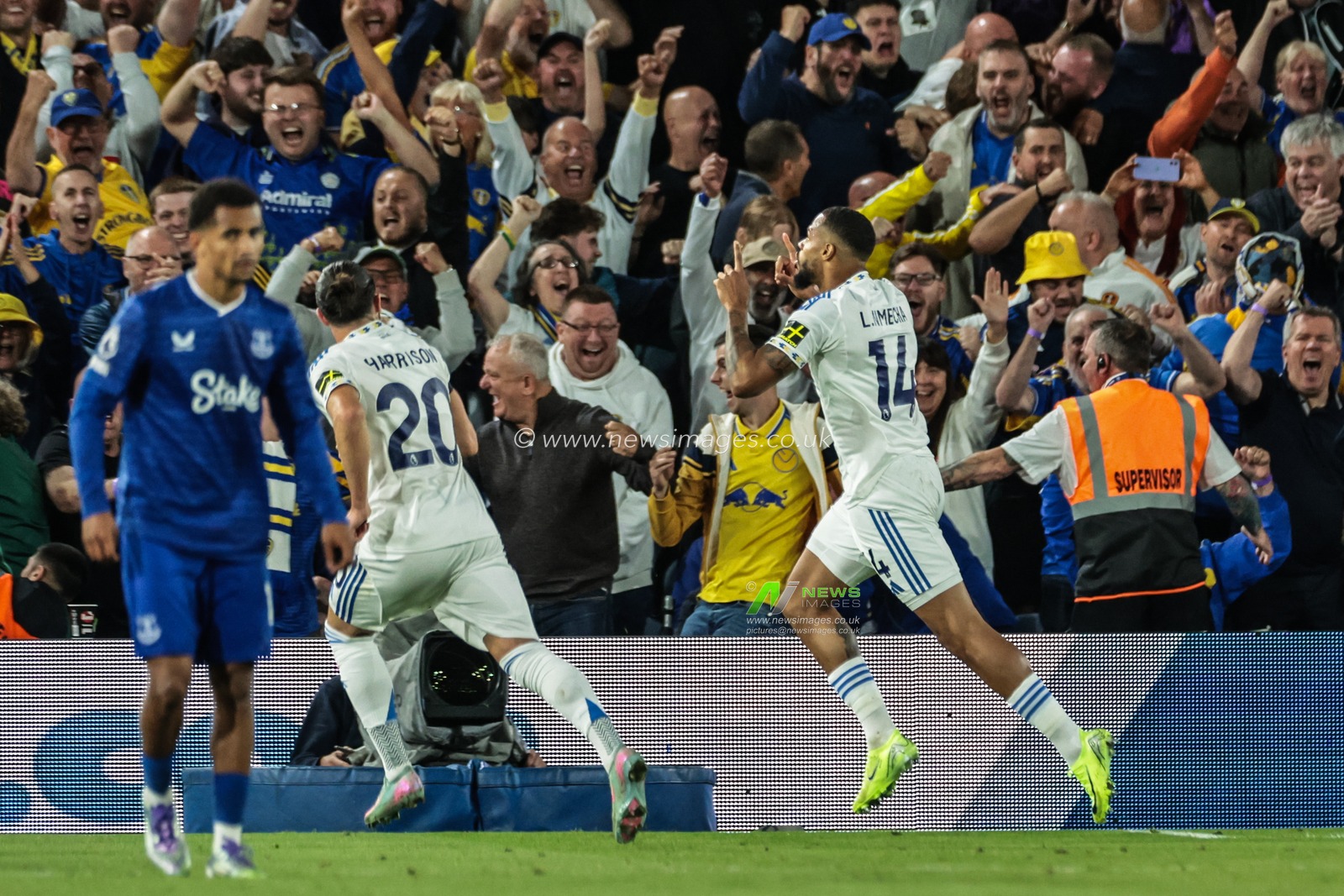 Lukas Nmecha of Leeds United celebrates his goal to make it 1-0 during the Premier League match Leeds United vs Everton at Elland Road, Leeds, United Kingdom, 18th August 2025

(Photo by Mark Cosgrove/News Images)